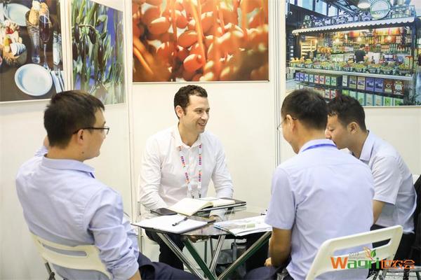 展会洽谈.jpg
